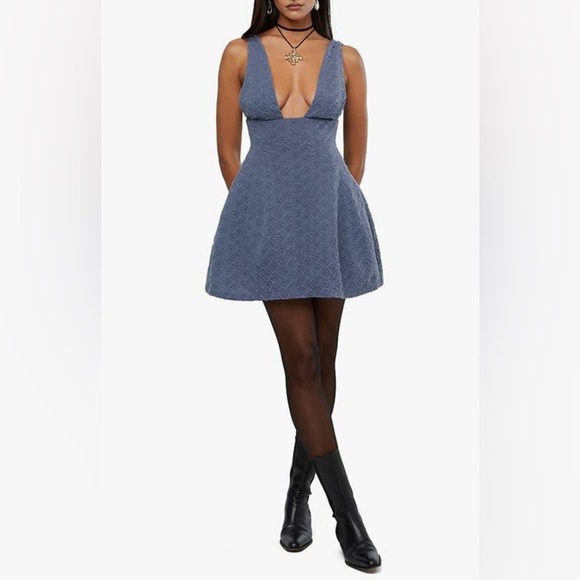 WeWoreWhat Dresses & Skirts - NWT WeWoreWhat V Neck Mini Dress Size 6